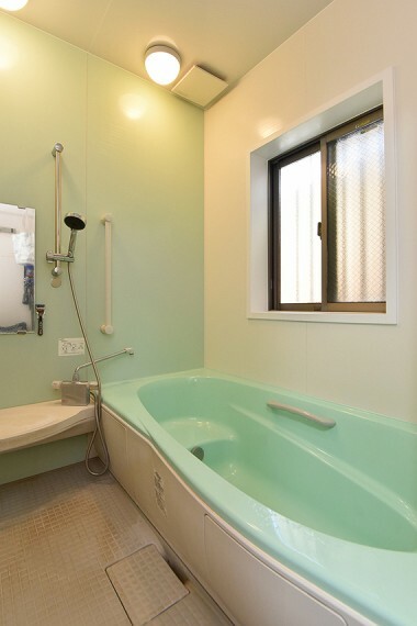 ゆったりとくつろげる浴室。窓があるので換気がしやすくカビの防止にも。