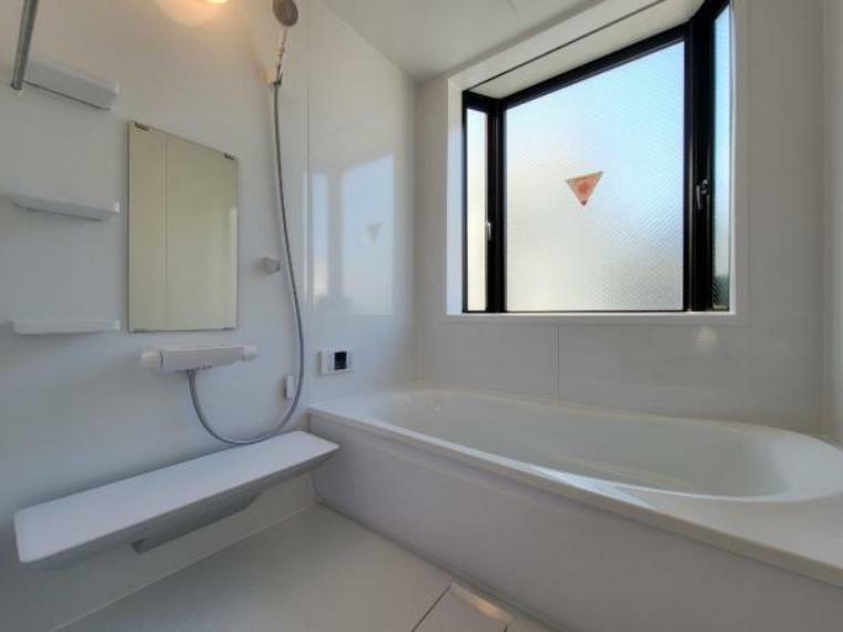 浴室 一日の疲れが癒され優雅なバスタイムを堪能できるゆとりあるバスルームです。窓があり換気環境も良好です。