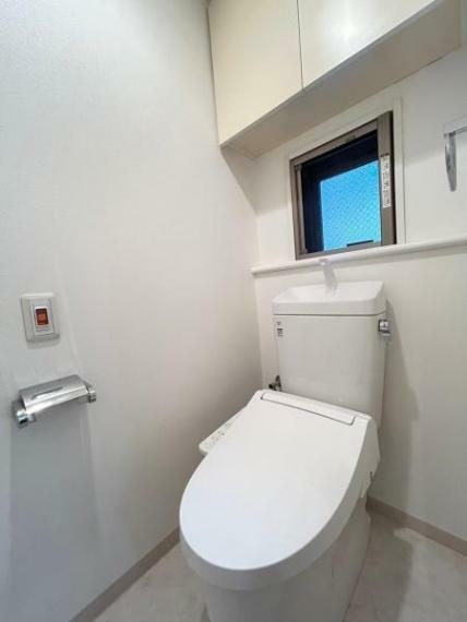 トイレ 白を基調とした明るく清潔感のある空間。人気のウォシュレットが付いており、トイレットペーパーの無駄をなくすだけでなく感染症の予防にも効果的です。窓があり換気環境も良好です。
