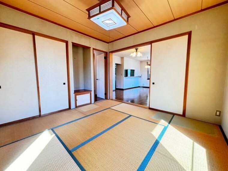 和室 客間にも使える和室。風情のある畳のお部屋。押し入れ収納、季節ものや思い出の品の収納にも便利です。