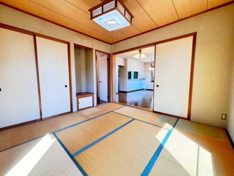 和室 客間にも使える和室。風情のある畳のお部屋。押し入れ収納、季節ものや思い出の品の収納にも便利です。