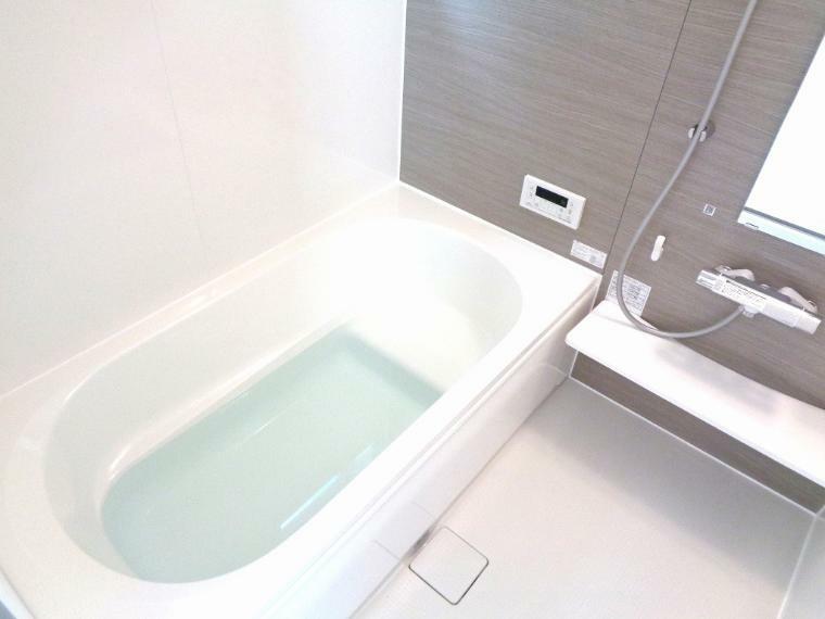 浴室は湿気がたまりやすく、換気扇だけではどうしてもカビが出やすいです。窓があるだけでお風呂のカビのお掃除がラクラク