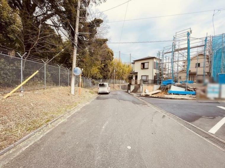 現況写真 周辺は住宅が建ち並ぶ閑静な住宅街です。