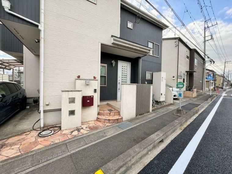 玄関 アプローチからの玄関がおしゃれな住宅。出発も帰宅も楽しみになるかも。