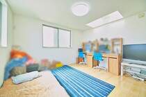 お子様の遊び場・寝室など様々な使い方ができる約7.5帖の西側洋室は、便利で嬉しいお部屋です。