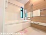 浴室 清潔感溢れるカラーと大きさ・柔らかな曲線で構成された半身浴も楽しめるバスタブが心地よさをもたらします。
