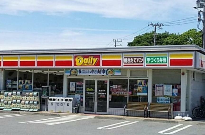 コンビニ デイリーヤマザキ千葉三角町店 徒歩4分。