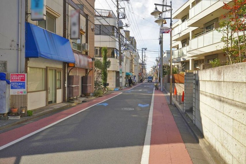 現況写真 前面道路は「西荻窪」駅から延びる神明通りです。車は一方通行で流れが良く、活気のある通りです。