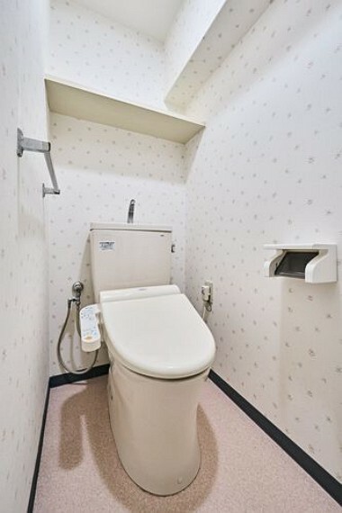 トイレ トイレは、上部に棚がついているタイプ。トイレットペーパーなどストックするスペースとして使用することも良いですね。