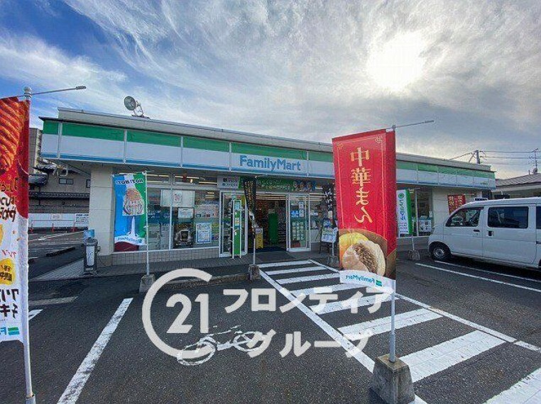 コンビニ ファミリーマート桜井薬師町店 徒歩8分。