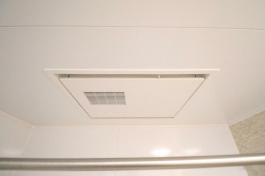 【風呂】浴室暖房乾燥機がバスルーム内を喚起して、カビの発生を抑制します。乾燥機能で雨の日に洗濯物を乾かせるのも便利です。