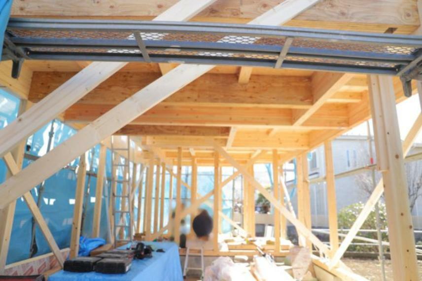 構造・工法・仕様 木造住宅とは土台、壁、柱など建築物の強度を支える構造体の材に木が使用されている構造を指します。構造体は建物の自重を支えるだけではなく風圧や水圧、積裁荷重などあらゆる衝撃に耐えるための基礎です。
