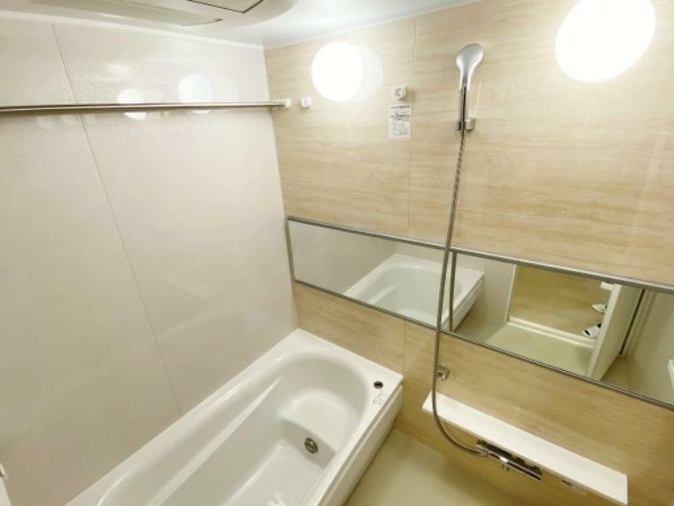 浴室 綺麗な浴室は浴室暖房乾燥機付のため、浴室内の防カビやヒートショックの防止にも役立ちます