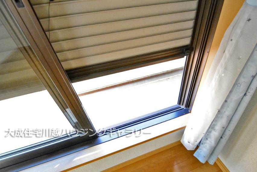 防犯設備 2階引き違い窓には、防犯・防災・防音・断熱など活躍の場が多いシャッター付き。（出窓の一箇所を除く）
