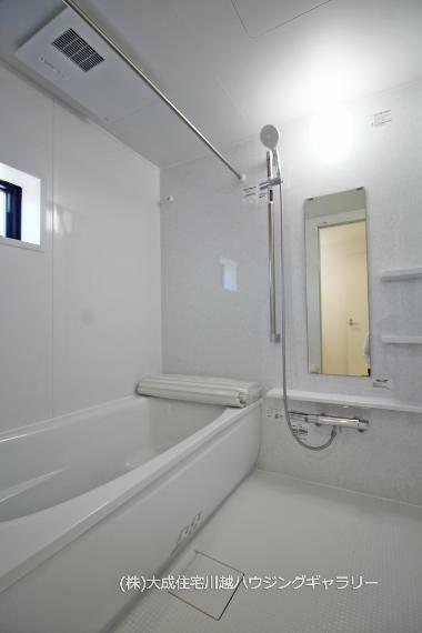 浴室 ゆったり脚を伸ばしてくつろげるユニットバス。　現地写真2024.5.14撮影