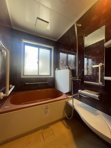 浴室 換気の出来る窓の付いた明るい2階浴室