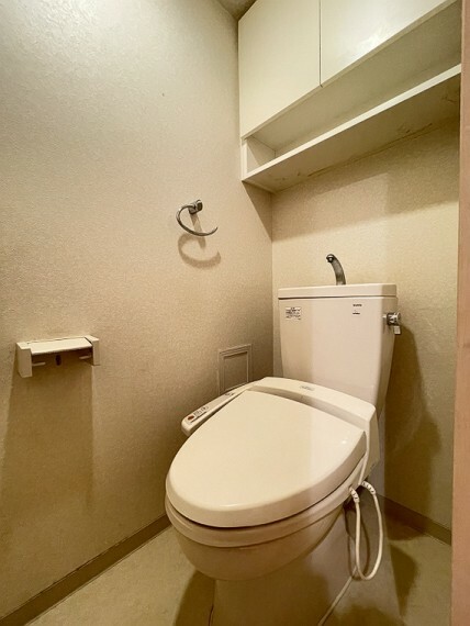 トイレ 【トイレ】温水洗浄便座。上部にペーパーや洗剤等しまえる吊戸収納があります
