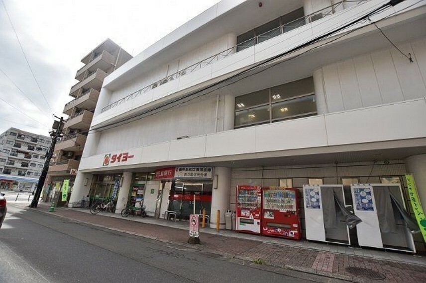 スーパー タイヨー草牟田店【タイヨー草牟田店】は、鹿児島市草牟田2丁目19番5号に位置する伊敷街道近くのスーパーです。取扱品目は主に「生鮮食品・日配品・一般食品・日用雑貨・衣料品・お酒」です。駐車場がありま