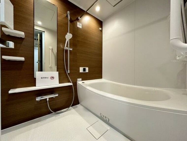 浴室 和らぎあるカラーで統一、半身浴も楽しめるバスタブが心地よさをもたらします。