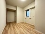 寝室 お部屋を最大限広く使って頂けるよう、全居室に収納スペース付。