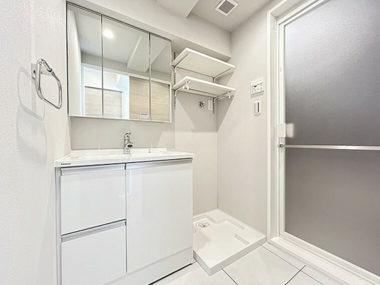 ランドリースペース 白を基調とした清潔感溢れるランドリースペース・洗面台です。