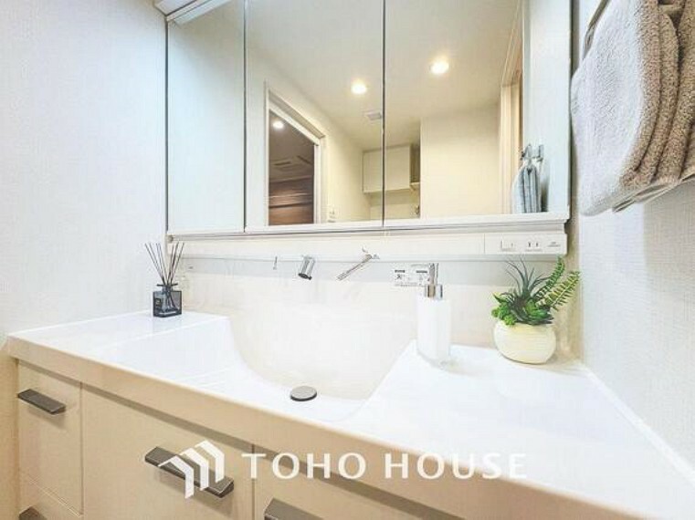洗面化粧台 「シャワー機能付き。三面鏡洗面台。」洗面台には三面鏡を採用。鏡の後ろに収納スペースが設けられているので、洗面台周りをスッキリと片付ける事ができます。