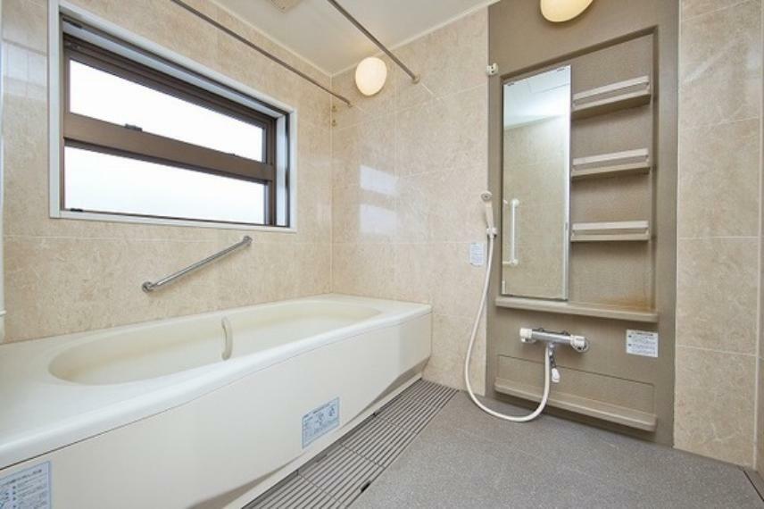 浴室 すべり出し窓のあるバスルーム（1620サイズ）。低床タイプはお年寄りや小さなお子様も安心して入浴出来ます。