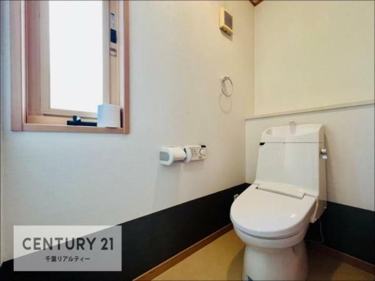 トイレ 1・2階にトイレがございます！朝の忙しい時間帯も待たずにすみそうですね。 白を基調とした清潔感のあるトイレでお手入れがしやすいです！