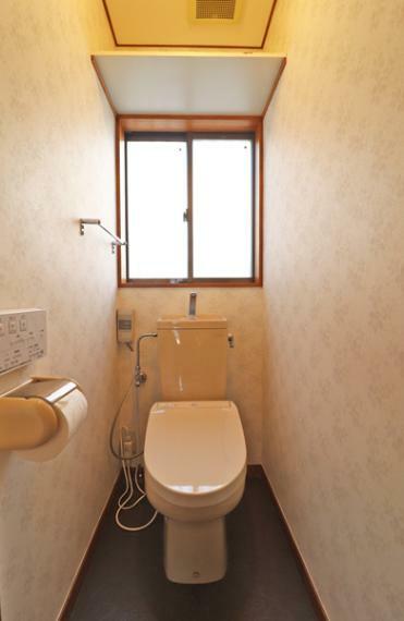 1階のトイレ（窓した辺りにあるリモコンは床下換気扇のタイマーになります）
