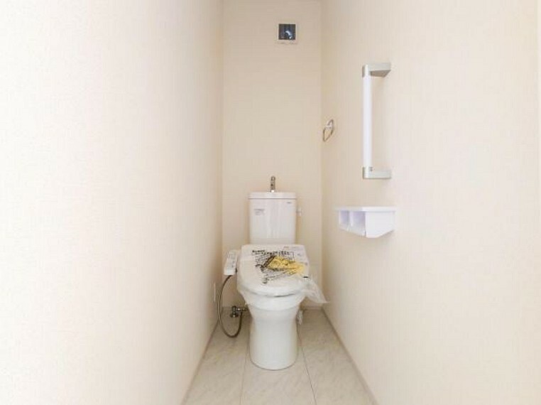 トイレ 2階にもトイレがあるので混雑を防ぐことはもちろん、夜中に起きてしまった時や、来客時などでも気兼ねなく利用することができますね。