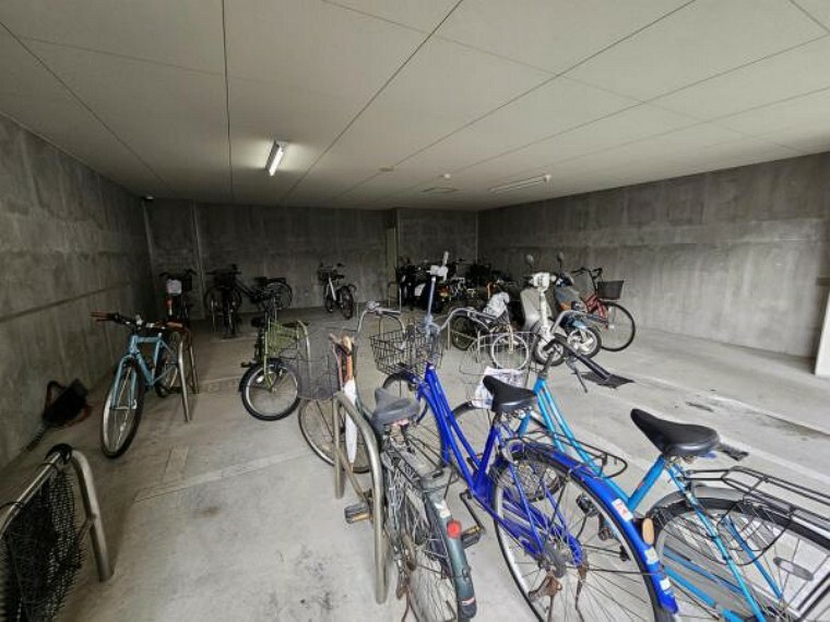 駐輪場 雨や風から守るために建物内に設けられたバイク置場