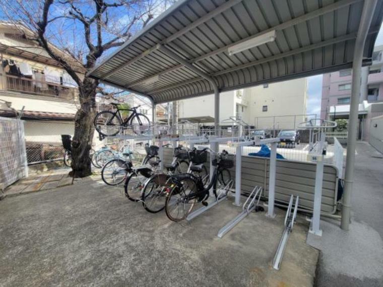 駐輪場 自転車ラックがある駐輪場なので、出し入れしやすくきれいに整理されています。