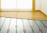 床暖房　リビングに床暖部を設置、足元から室内全体を温めます。