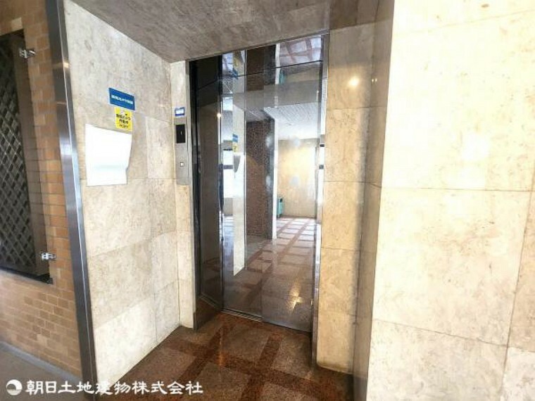 エレベーターは全ての階に停止します。