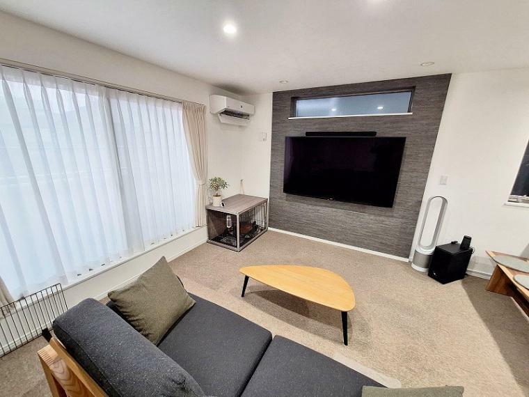 電気式床暖房・壁掛けTVが嬉しい寛ぎの空間。 ワイドサッシが陽射しをたっぷりと取り込みます。 ※家具・照明等は含まれません。