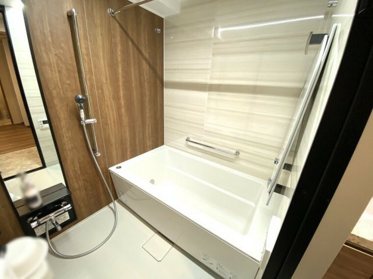浴室 1418サイズのゆったりとしたバスルームが心身ともに疲れを癒すリラックスタイムを実現します。また、浴室暖房換気乾燥機付きの為、雨の日は洗濯物を乾かせ、24時間換気機能で梅雨時のカビの発生も抑制します。