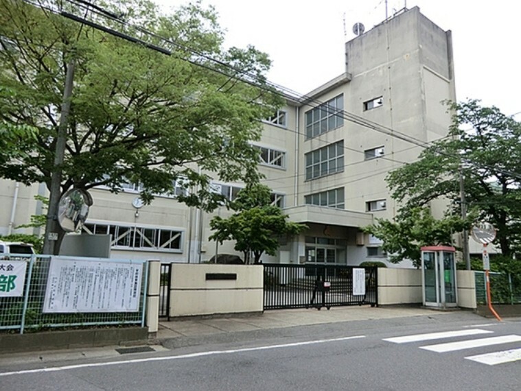 中学校 部活動は活発で学習面は補習があったりして安心です。進学についてもしっかり指導していただけるので安心です。