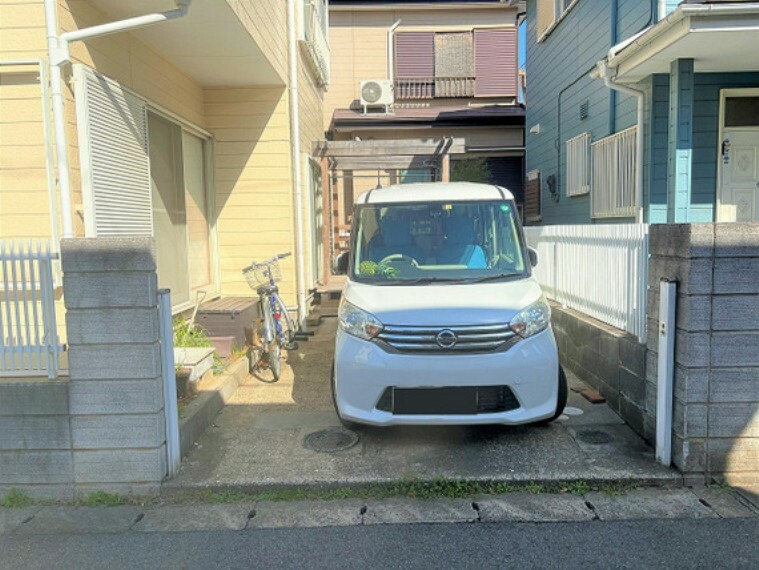 駐車場 並列で2台駐車ができるので、運転が苦手な方でも車の出し入れがラクラクですセカンドカーの駐車にも便利です。