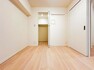 洋室 約4.3帖の居室。可動間仕切りを開ければ、リビングと繋がりより広がりのある空間に。室内（2024年2月24日）撮影