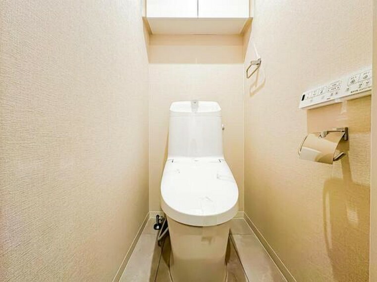 トイレ 温水洗浄便座完備のトイレスペース。ついつい考え事をしてしまうほど落ち着く空間です。室内（2024年2月24日）撮影