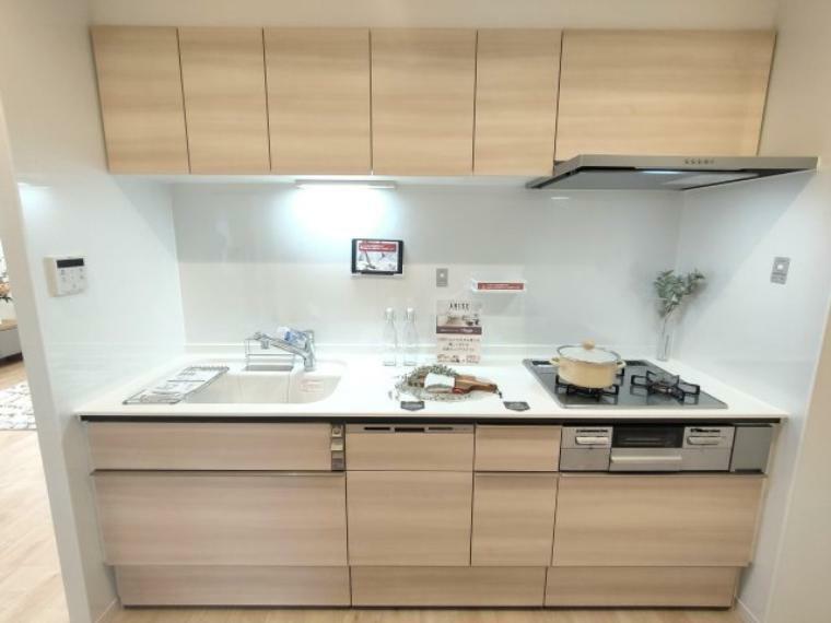 キッチン ・キッチン 　使いやすい広いシンク、3口コンロのシステムキッチンです。吊戸棚を備え、収納部分も充実しています。