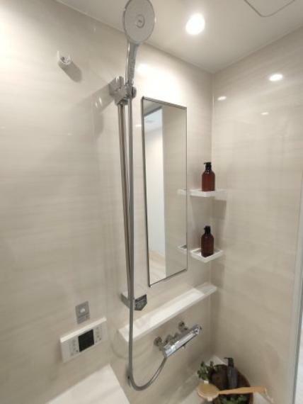 浴室 ・浴室 　シャワーホルダーはスライドバー式になっているので、お好みの高さでお使いいただけます