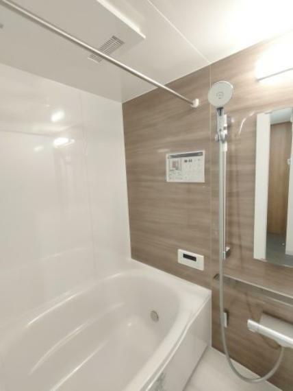 ・浴室 冬場にはヒヤッとしないように暖房機能、梅雨の時期には乾燥等、機能的で清潔感溢れる浴室。快適・清潔な空間で心も体もオフになる時間を楽しむことが可能です。