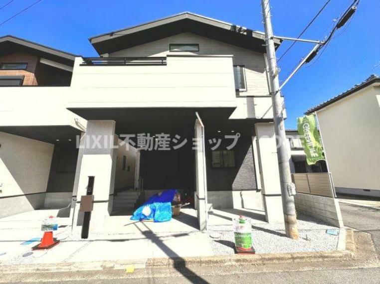 現況外観写真 閑静な住宅地に馴染む落ち着いた色合いの外観。一度、是非、現地をご見学ください。