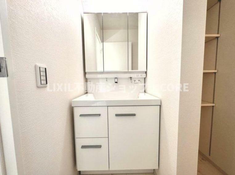 洗面化粧台 シャワー付きのドレッサーには鏡の裏に収納スペースがあります。充実した洗面化粧台です。