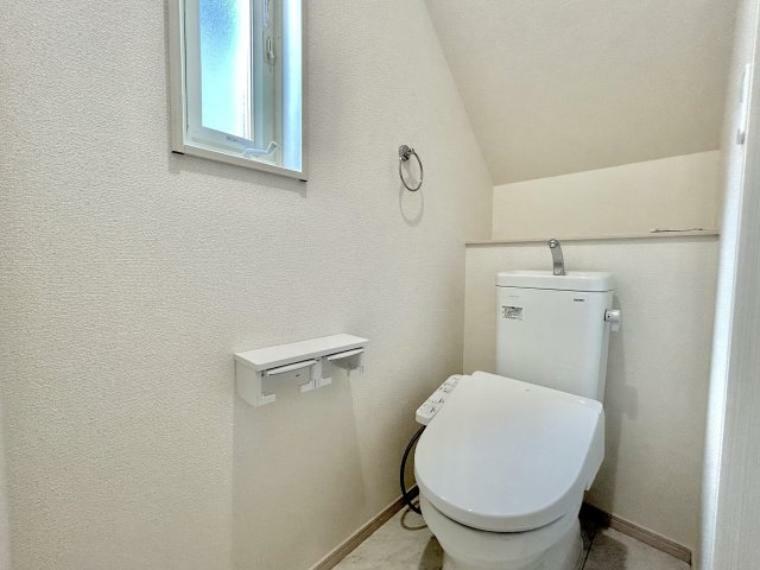 トイレ 【4号棟】節水性能の高いトイレはもちろんウォシュレット付き 便器のフチがないタイプなので、お掃除もサッとひと拭きでOK！