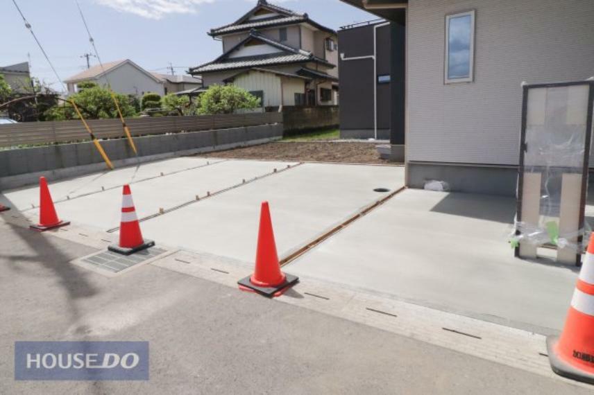 駐車場 【駐車スペース】現地完成写真。ゆったりとした駐車スペースです。