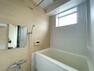 浴室 窓から自然光が届く明るい浴室。追焚・浴室乾燥機付き。