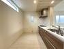 キッチン 人造大理石トップのシステムキッチンはスタイリッシュなデザイン。使いやすさを優先したオールスライド収納タイプ。
