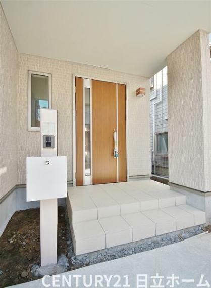 玄関 《玄関》■センスの良いアプローチ。宅配ボックス付きのスッキリとした多機能門柱を採用しました。